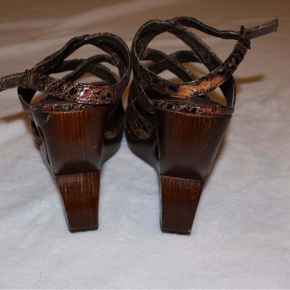 Two Lips Platform Heels - Picture 4 of 5